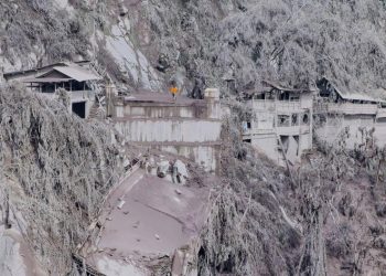 Aumenta a 34 el número de muertos tras erupción del volcán Semeru