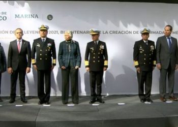 Rinden en el senado homenaje a la Armada de México y develan placa por su bicentenario