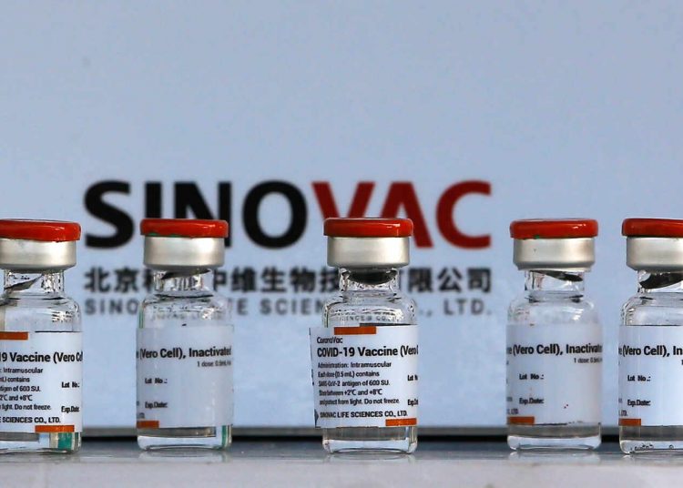 24 February 2021, Thailand, Bangkok: Vials of the Chinese Sinovac coronavirus (COVID-19) vaccine can be seen during a ceremony to mark the arrival of 200000 doses of the vaccine at Suvarnabhumi airport. Photo: Chaiwat Subprasom/SOPA Images via ZUMA Wire/dpa
Chaiwat Subprasom / SOPA Images vi /  DPA
  (Foto de ARCHIVO)
24/2/2021 ONLY FOR USE IN SPAIN