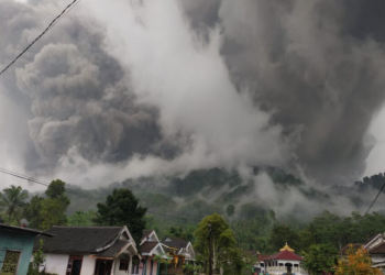 Al menos 1 muerto y 41 heridos por la erupción del volcán indonesio Semeru