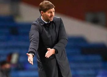 Steven Gerrard, positivo a Covid y no dirigirá al Aston Villa en los próximos partidos