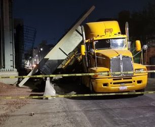 Pieza del Trolebús Elevado cae en Iztapalapa, afecta la vialidad
