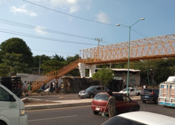 Tráiler que transportaba migrantes se vuelca en Tuxtla, Gutiérrez