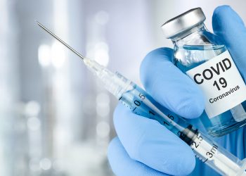 No pasa nada al mezclar la vacuna de COVID-19 y la de la influenza: Dr. Comas