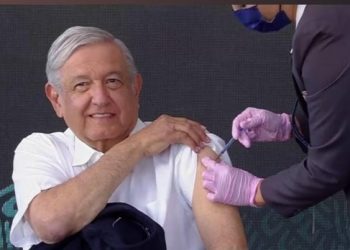 López Obrador recibe vacuna de refuerzo
