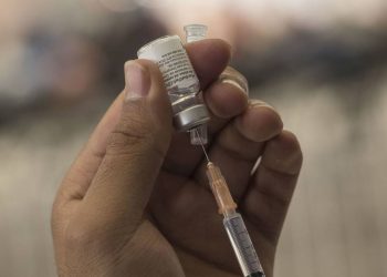 Continúa jornada de vacunación contra COVID para menores y rezagados en CDMX