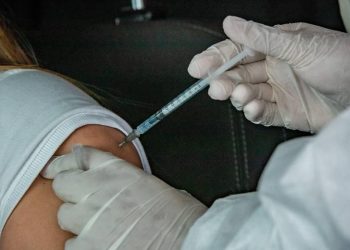 Datos iniciales indican que inmunidad de vacunados es más baja ante Ómicron