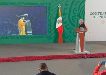 AMLO concluye mañanera con homenaje a Vicente Fernández