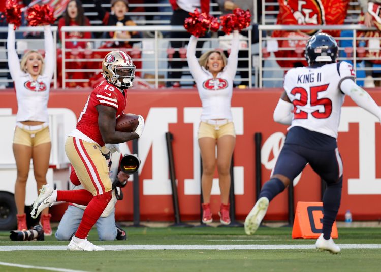 Santa Clara (United States), 02/01/2022.- San Francisco 49ers wide receiver Deebo Samuel (L) heads to the end zone for a touchdown after making a catch from San Francisco 49ers quarterback Trey Lance as Houston Texans cornerback Desmond King (R) looks on during the second half of their NFL game at Levi's Stadium in Santa Clara, California, USA, 02 January 2022. (Estados Unidos) EFE/EPA/JOHN G. MABANGLO