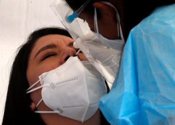 CDMX registra largas filas para realizarse pruebas COVID en clínicas privadas