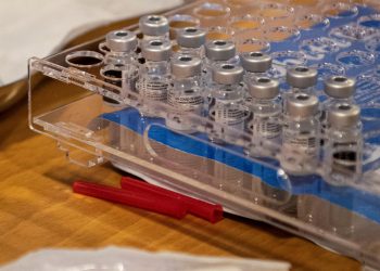 Las vacunas de refuerzo evitan en un 80 % que ómicron provoque casos graves