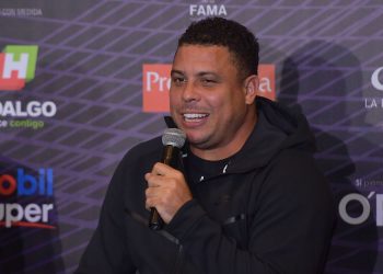 Ronaldo, confinado por covid “se encuentra bien y con síntomas leves”