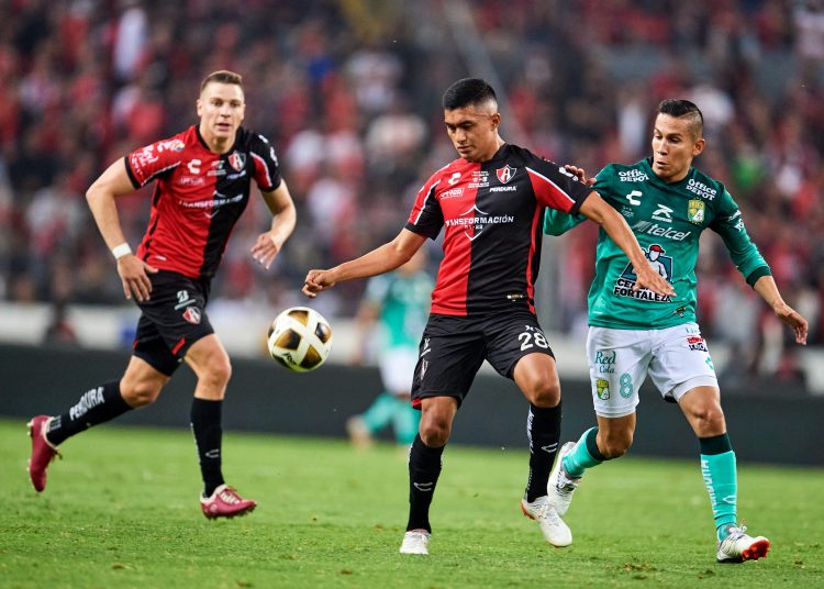 (L-R), Christopher Trejo of Atlas and Jose Rodriguez of Leon during the game Atlas vs Leon, corresponding to the great final second leg match of the Torneo Apertura Grita Mexico A21 of the Liga BBVA MX, at Jalisco Stadium, on December 12, 2021.



 (I-D), Christopher Trejo de Atlas y Jose Rodriguez de Leon durante el partido Atlas vs Leon, correspondiente al partido de vuelta de la gran final del Torneo Apertura Grita Mexico A21 de la Liga BBVA MX, en el Estadio Jalisco, el 12 de Diciembre de 2021.