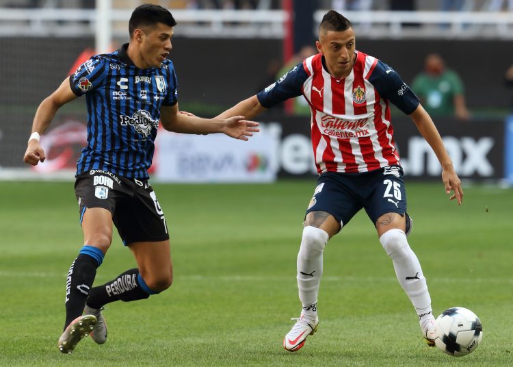 (L-R), Leonardo Sequeira of Queretaro and Roberto Alvarado of Guadalajara during the game Guadalajara vs Queretaro, corresponding to day 03 of the Torneo Clausura Grita Mexico C22 of Liga BBVA MX, at Akron Stadium, on January 22, 2022.



(I-D),  Leonardo Sequeira de Queretaro y Roberto Alvarado de Guadalajara durante el partido Guadalajara vs Queretaro, correspondiente a la jornada 03 del Torneo Clausura Grita Mexico C22 de la Liga BBVA MX, en el Estadio Akron, el 22 de Enero de 2022.