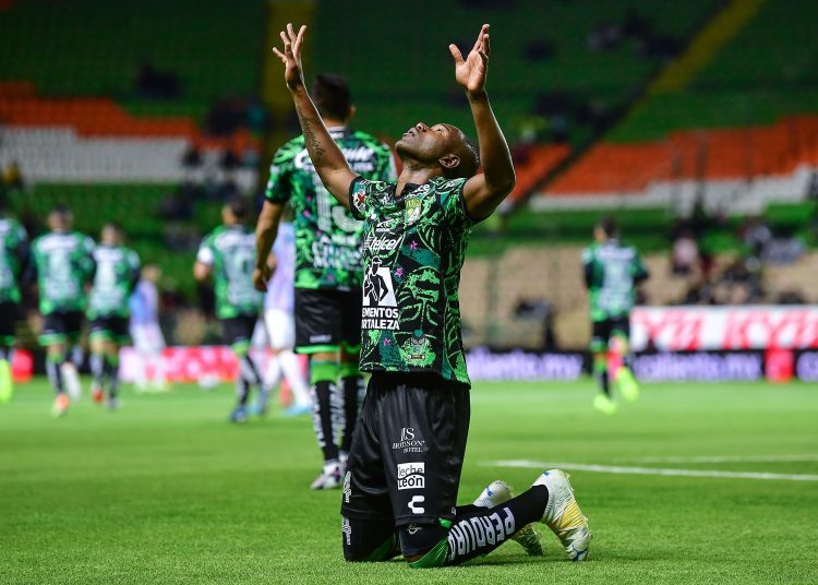 Andres Mosquera celebrates his goal 1-0 of Leon during the game Leon vs Pachuca, corresponding to day 03 of the Torneo Clausura Grita Mexico C22 of Liga BBVA MX, at Nou Camp -Leon- Stadium, on January 22, 2022.



Andres Mosquera celebra su gol 1-0 de Leon durante el partido Leon vs Pachuca, correspondiente a la jornada 03 del Torneo Clausura Grita Mexico C22 de la Liga BBVA MX, en el Estadio Nou Camp - Leon-, el 22 de Enero de 2022.