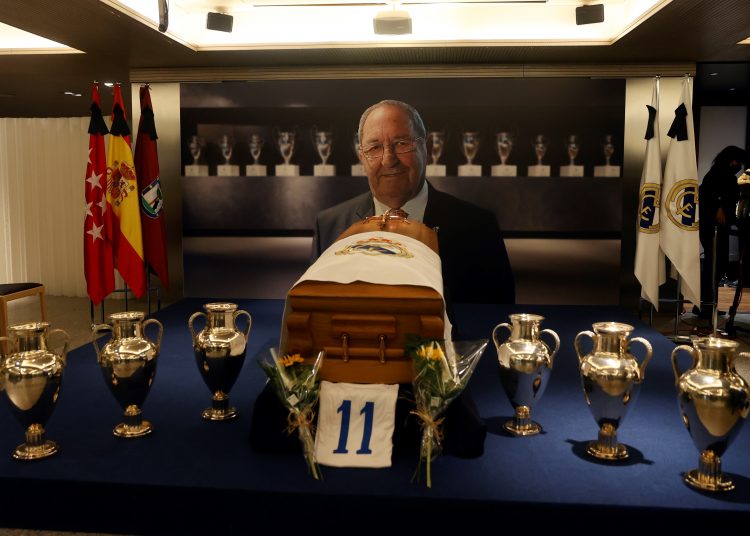 MADRID, 18/01/2022.- Aficionados y personalidades se despiden de Paco Gento en la capilla ardiente que el Real Madrid ha abierto esta tarde en el palco de honor del Santiago Bernabéu. Francisco Gento, 'La galerna del Cantábrico', exjugador del Real Madrid e internacional español y considerado el mejor extremo izquierdo del mundo en la historia del fútbol, falleció este martes a los 88 años. EFE/ Juanjo Martín