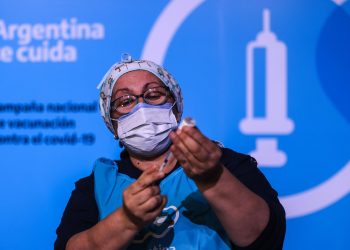 Argentina reporta 20 mil nuevos casos de COVID-19