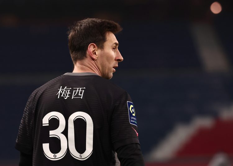 Paris (France), 22/01/2022.- Paris Saint Germain's Lionel Messi wears a jersey with his name written in Chinese during the French Ligue 1 soccer match between PSG and Stade Reims at the Parc des Princes stadium in Paris, France, 23 January 2022. (Francia) EFE/EPA/Christophe Petit Tesson