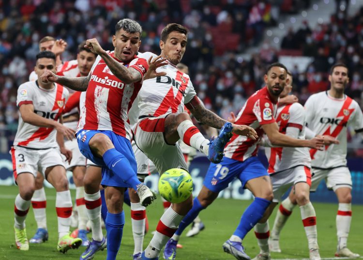 MADRID, 02/01/2022.- El delantero argentino del Atlético de Madrid, Ángel Correa (i), lanza a portería durante el partido ante el Rayo Vallecano de LaLiga Santander disputado este domingo en el estadio Wanda Metropolitano de Madrid. EFE/ Kiko Huesca