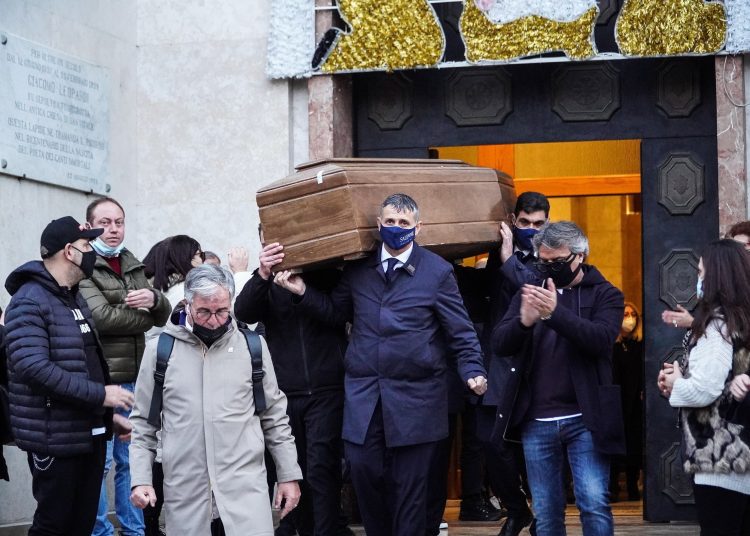 Naples (Italy), 29/12/2021.- Pallbearers carry the coffin with late Hugo Maradona in the church of San Vitale, in Naples, Italy, 29 December 2021. Diego Maradona's younger brother Hugo died of a heart attack at the age of 52, Serie A club SSC Napoli confirmed on 28 December 2021. (Atentado, Italia, Nápoles) EFE/EPA/CESARE ABBATE