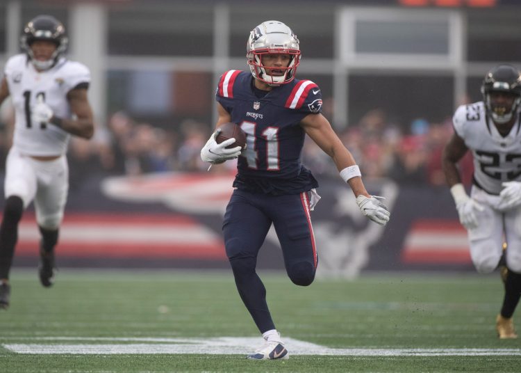 Foxborough (United States), 02/01/2022.- New England Patriots cornerback Myles Bryant (C) runs the ball ball after making an interception during the first half of the NFL game against the Jacksonville Jaguars held at Gillette Stadium in Foxborough, Massachusetts, USA, 02 January 2022. (Disturbios, Estados Unidos) EFE/EPA/CJ GUNTHER