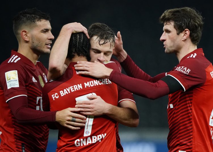 Berlin (Germany), 23/01/2022.- Munich's Serge Gnabry (2-L) celebrates with teammates Lucas Hernandez (L), Joshua Kimmich (2-R), and Thomas Mueller (R) after scoring the 4-0 lead during the German Bundesliga soccer match between Hertha BSC and Bayern Munich in Berlin, Germany, 23 January 2022. (Alemania) EFE/EPA/CLEMENS BILAN CONDITIONS - ATTENTION: The DFL regulations prohibit any use of photographs as image sequences and/or quasi-video.