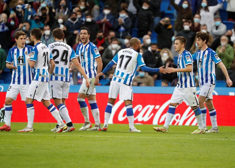 SAN SEBASTIÁN, 08/01/2022.- Los jugadores de la Real Sociedad celebran su primer gol ante el Celta durante el partido de LaLiga que se disputa este sábado en el Reale Arena. EFE/ Juan Herrero