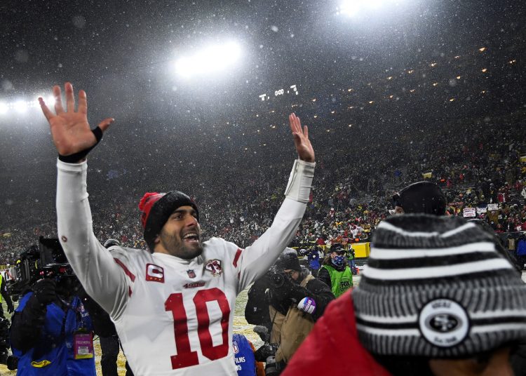 Green Bay (United States), 22/01/2022.- San Francisco 49ers quarterback Jimmy Garoppolo (C) celebrates at the end of the second half of the NFC Divisional playoff game between the San Francisco 49ers and the Green Bay Packers at Lambeau Field in Green Bay, Wisconsin, USA, 22 January 2022. (Estados Unidos) EFE/EPA/MATT MARTON