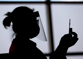 La vacuna de refuerzo es segura y produce inmunidad, según un ensayo clínico