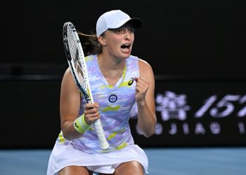 Swiatek accede a cuartos tras ceder su primer set ante Cirstea
