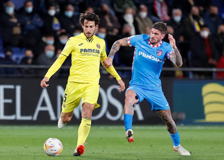 VILLARREAL, 09/01/2022.- El centrocampista del Villarreal, Dani Parejo (i), conduce el balón ante el centrocampista argentino del Atlético de Madrid, Rodrigo de Paul, durante el encuentro correspondiente a la jornada 20 de primera división que disputan hoy domingo en el estadio de La Cerámica, en la localidad castellonense. EFE/Doménech Castelló.