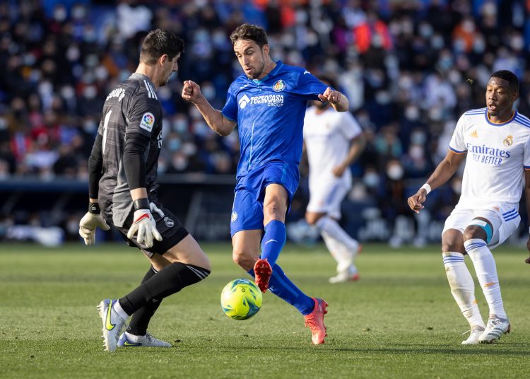 MADRID, 02/01/2022.- El portero belga del Real Madrid Thibaut Courtois (i) se enfrenta a Jaime Mata, del Getafe, durante su partido de LaLiga Santander disputado en el estadio Coliseum Alfonso Pérez de Getafe, Madrid, este domingo. EFE/Rodrigo Jiménez