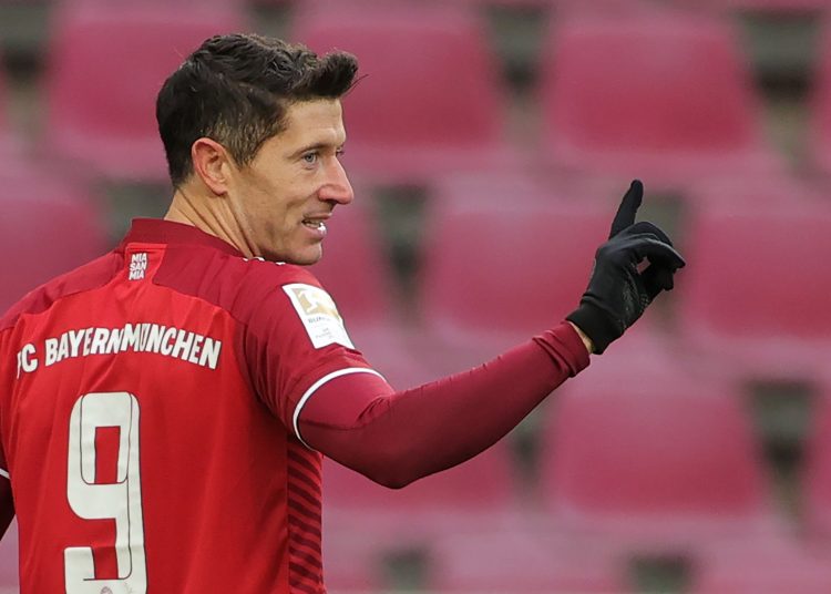 Cologne (Germany), 15/01/2022.- Bayern's Robert Lewandowski reacts during the German Bundesliga soccer match between FC Koeln and FC Bayern Munich in Cologne, Germany, 15 January 2022. (Alemania, Colonia) EFE/EPA/FRIEDEMANN VOGEL CONDITIONS - ATTENTION: The DFL regulations prohibit any use of photographs as image sequences and/or quasi-video.
