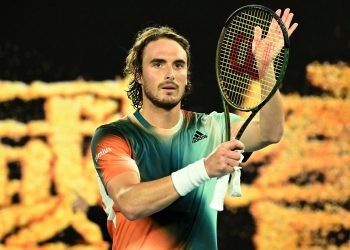 Tsitsipas disipa dudas sobre su hombro y se impone a Ymer