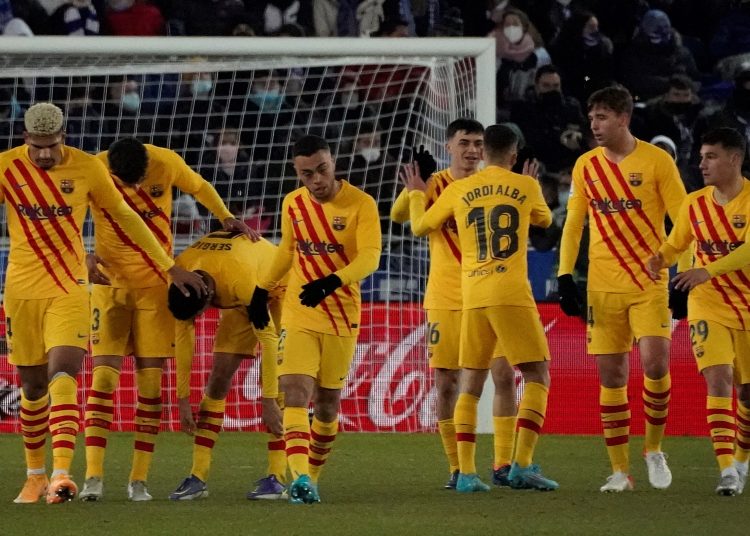 GRAF5189. VITORIA, 23/01/2022.- Los jugadores del FC Barcelona celebran el gol de Frenkie de Jong, único del partido, durante el encuentro de la jornada 22 de la LaLiga Santander que Deportivo Alavés y FC Barcelona disputan hoy domingo en el estadio de Mendizorroza, en Vitoria. EFE/L. Rico