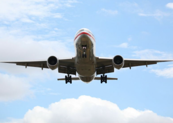 EU evaluará la contaminación de aviones que usan combustible con plomo