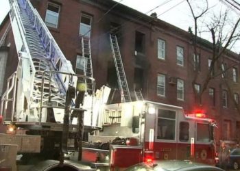 Trece muertos dejó un incendio en edificio de Filadelfia, EU