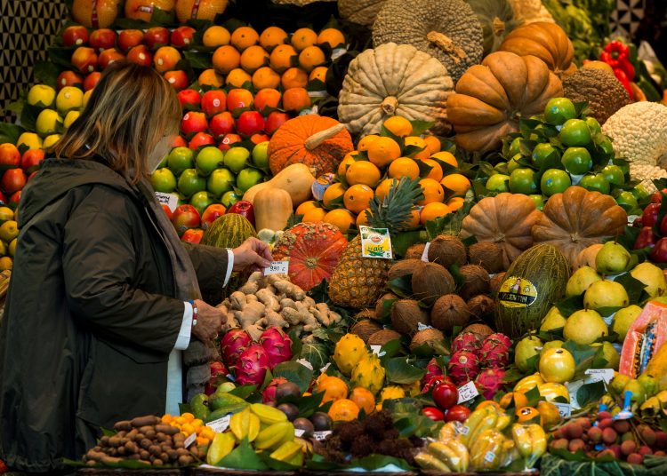 Imagen de archivo de una frutería. EFE/Quique García
