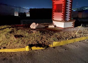 Estatua de López Obrador es derribada en Atlacomulco