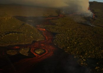 Continúa erupción en volcán de archipiélago ecuatoriano de Galápagos
