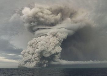 La erupción de volcán submarino provoca un tsunami en isla de Tonga
