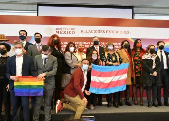 SRE entrega primeras actas de nacimiento por reconocimiento de identidad de género en oficinas consulares de México en el exterior