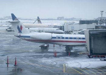 Cientos de vuelos cancelados por tormenta de nieve en EU