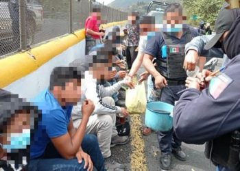 Rescatan a 38 migrantes en accidente vial en Nogales