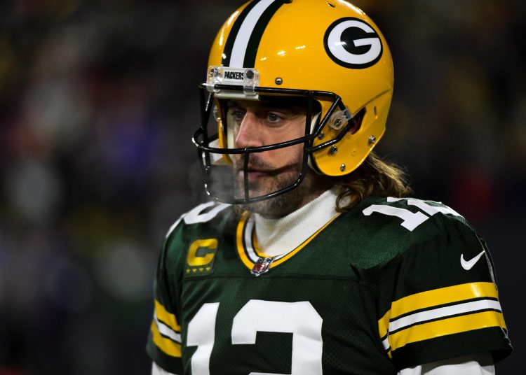 Green Bay (United States), 22/01/2022.- Green Bay Packers quarterback Aaron Rodgers (C) on the field before the NFC Divisional playoff game between the San Francisco 49ers and the Green Bay Packers at Lambeau Field in Green Bay, Wisconsin, USA, 22 January 2022. (Estados Unidos) EFE/EPA/MATT MARTON