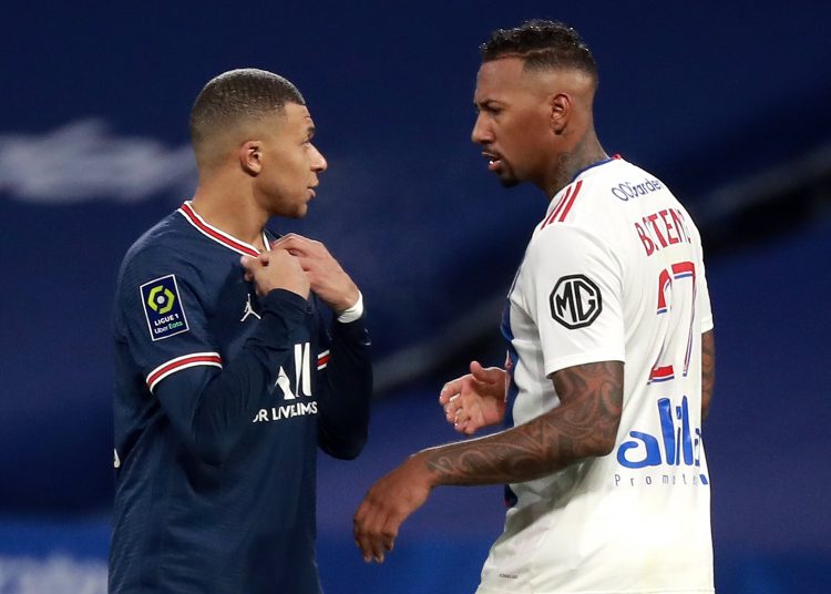 Decines Charpieu (France), 09/01/2022.- Paris Saint Germain's Kylian Mbappe (L) and Lyon's Jerome Boateng (R) interact after the French Ligue 1 soccer match between Olympique Lyonnais (OL) and Paris Saint-Germain (PSG) in Decines, near Lyon, France, 09 January 2022. (Francia, Roma) EFE/EPA/CHRISTOPHE PETIT TESSON