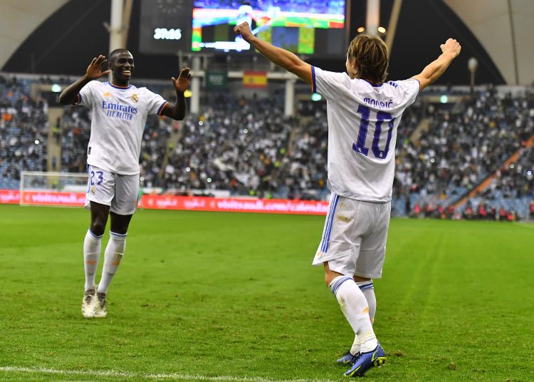 Riyahd (Saudi Arabia), 16/01/2022.- Real Madrid's Luka Modric (R) celebrates with teammate Ferland Mendy (L) after scoring the 1-0 lead during the Spanish Super Cup soccer match between Athletic Bilbao and Real Madrid in Riyahd, Saudi Arabia, 16 January 2022. (Arabia Saudita) EFE/EPA/STR