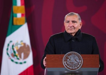 Migrantes lesionados por accidente en Veracruz están siendo atendidos, asegura Adán Augusto López