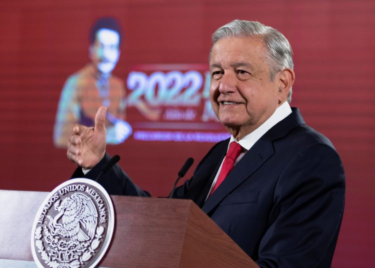 Fotografía cedida hoy, por la presidencia de México, del presidente mexicano, Andrés Manuel López Obrador, mientras participa en una rueda de prensa matutina hoy, en Palacio Nacional de la Ciudad de México (México). EFE/ Presidencia De México SOLO USO EDITORIAL SOLO DISPONIBLE PARA ILUSTRAR LA NOTICIA QUE ACOMPAÑA (CRÉDITO OBLIGATORIO)
