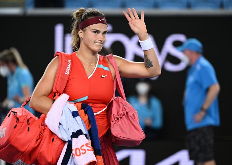Melbourne (Australia), 25/01/2022.- Aryna Sabalenka of Belarus waves as she departs following her 4th round singles match loss to Kaia Kanepi of Estonia at the Australian Open Grand Slam tennis tournament at Melbourne Park, in Melbourne, Australia, 25 January 2022. (Tenis, Abierto, Bielorrusia) EFE/EPA/DEAN LEWINS AUSTRALIA AND NEW ZEALAND OUT